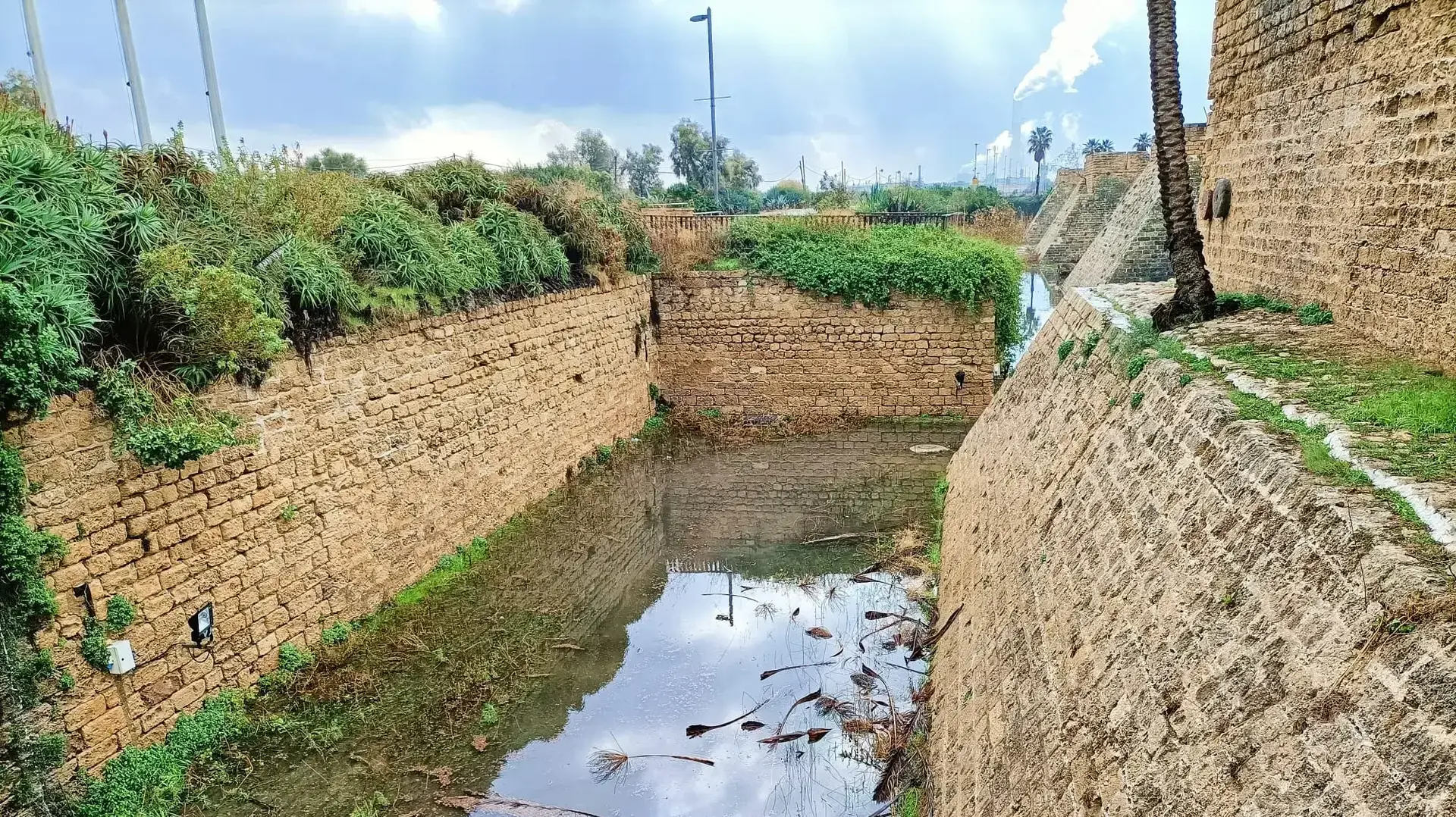 חפיר המצודה הקדומה בגן הלאומי קיסריה התמלא במים בעקבות הגשמים באזור. 18 בדצמבר 2021. חפיר המצודה הקדומה בגן הלאומי קיסריה התמלא במים בעקבות הגשמים באזור. 18 בדצמבר 2021.