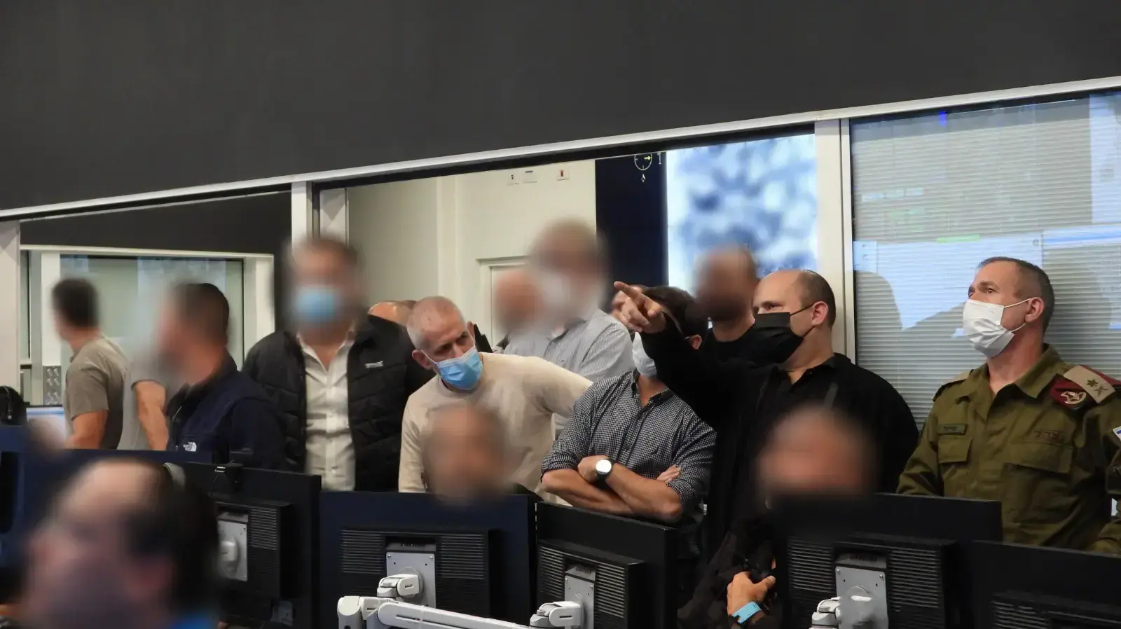 ראש הממשלה נפתלי בנט בחפ"ק המבצעים המיוחדים של שב"כ במבצע לתפיסת המחבלים מהפיגוע בשומרון, 19 בדצמבר 2021 ראש הממשלה נפתלי בנט בחפ"ק המבצעים המיוחדים של שב"כ במבצע לתפיסת המחבלים מהפיגוע בשומרון, 19 בדצמבר 2021