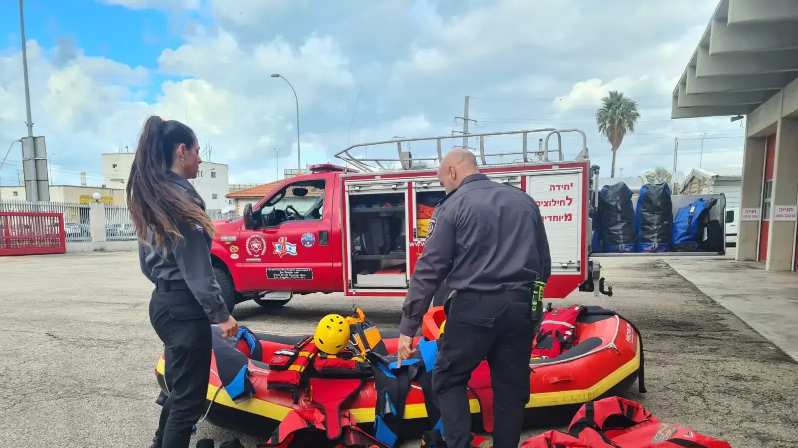 היערכות בתחנה האיזורית בחיפה לקראת הסערה "כרמל" 19 בדצמבר 201 היערכות בתחנה האיזורית בחיפה לקראת הסערה "כרמל" 19 בדצמבר 201