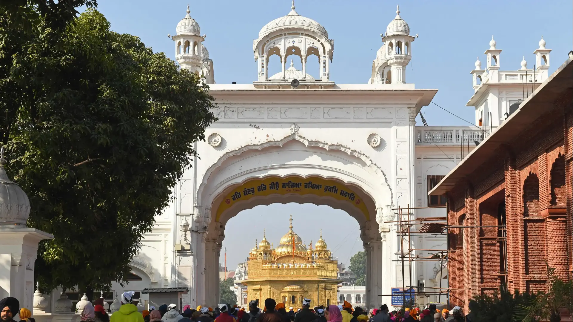 מתפללים סיקים במקדש הזהב באמריטסר, הודו, 19 בדצמבר 2021