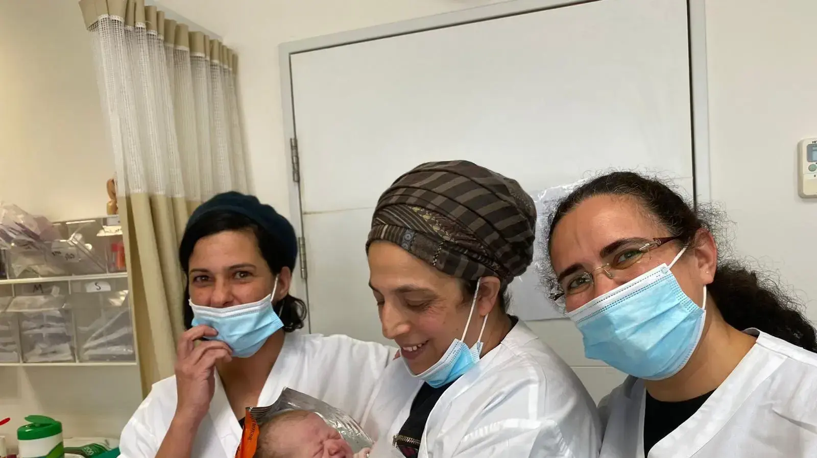 צוות מרפאת בריאות האישה של קופ"ח כללית במודיעין עילית ותינוקת שיולדה בהצלחה בלידת עכוז לא מתוכננת במרפאה צוות מרפאת בריאות האישה של קופ"ח כללית במודיעין עילית ותינוקת שיולדה בהצלחה בלידת עכוז לא מתוכננת במרפאה
