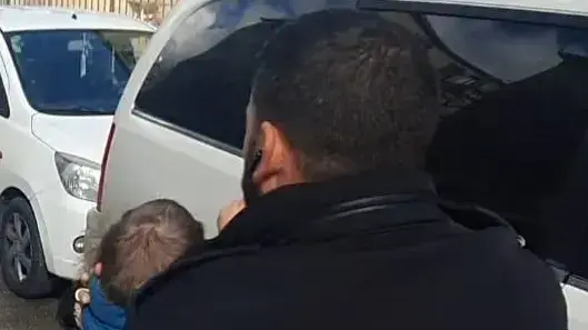 בן 5 נראה מסתובב ברחוב במרכז ירושלים כשהוא ערום בפלג גופו התחתון עם סימני אלימות בן 5 נראה מסתובב ברחוב במרכז ירושלים כשהוא ערום בפלג גופו התחתון עם סימני אלימות