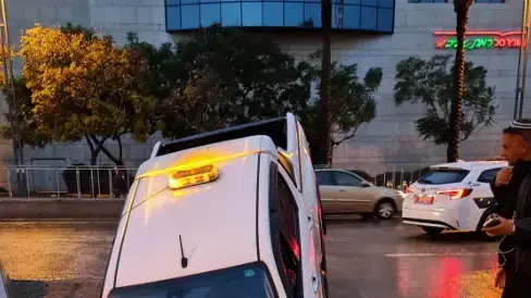 רכב של בטחון נפל לבור שנפער בכביש בעקבות סופת כרמל , רח' איינשטיין תל אביב 20 בדצמבר רכב של בטחון נפל לבור שנפער בכביש בעקבות סופת כרמל , רח' איינשטיין תל אביב 20 בדצמבר