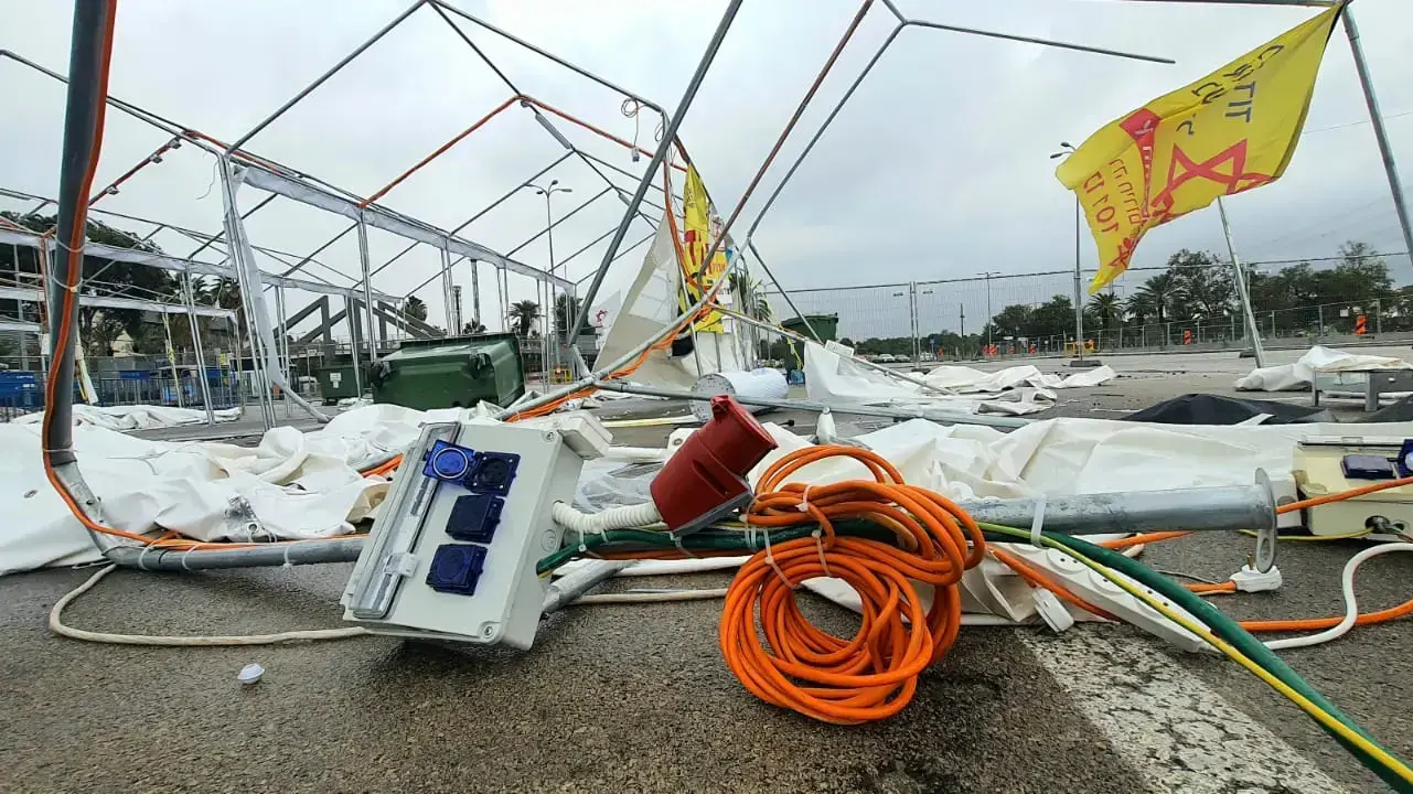 נזקי מזג האוויר במתחם בדיקות קורונה בגני התערוכה 21 בדצמבר 2021 נזקי מזג האוויר במתחם בדיקות קורונה בגני התערוכה 21 בדצמבר 2021