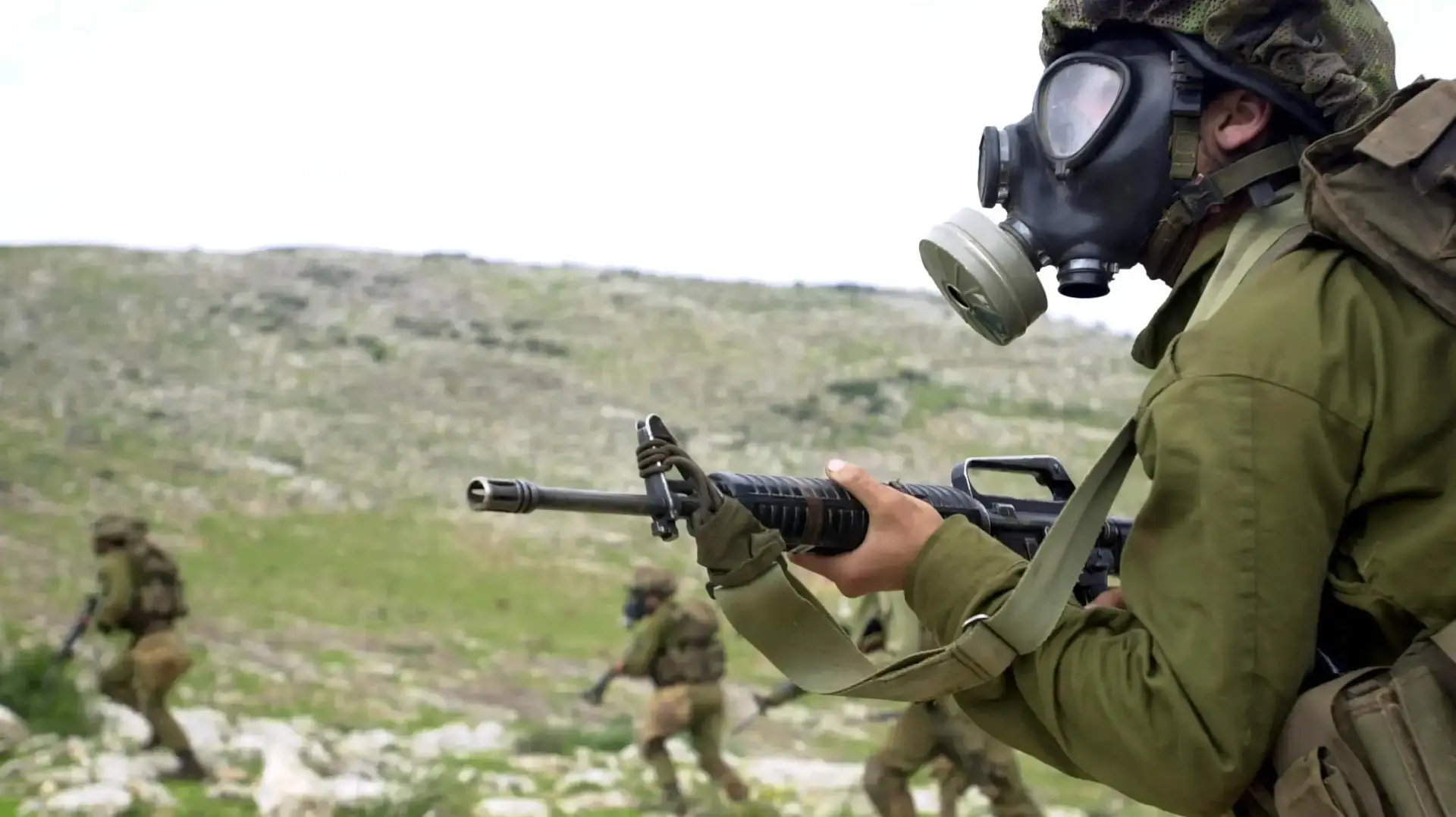 אימוני חיילי צה"ל פלס"ר גולני חבושים מסיכות אב"כ על פניהם בתרגיל לוחמה התקפית 2003 