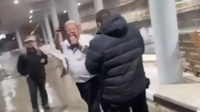 ח"כ בן גביר שולף נשק מול מאבטחים ח"כ בן גביר שולף נשק מול מאבטחים