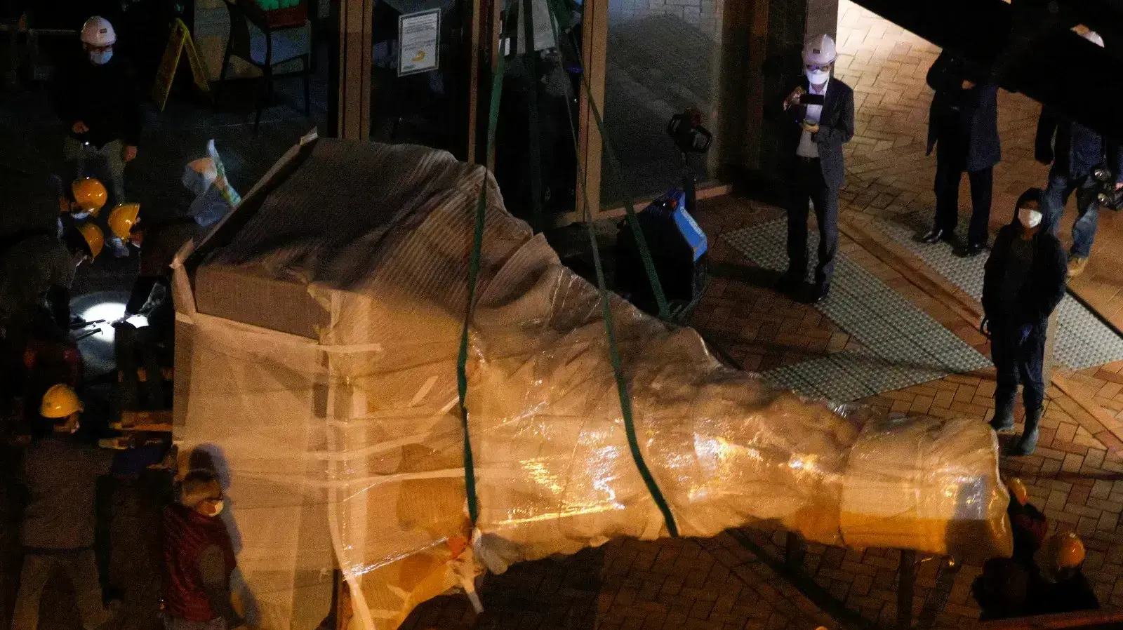 עבודות לפירוק הפסל "קיר הבושה" מאוניברסיטת הונג קונג, 23 בדצמבר 2021 עבודות לפירוק הפסל "קיר הבושה" מאוניברסיטת הונג קונג, 23 בדצמבר 2021