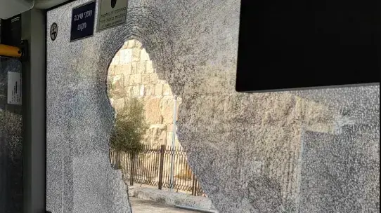 אוטובוס נרגם באבנים במזרח ירושלים, 19 באוקטובר 2021 אוטובוס נרגם באבנים במזרח ירושלים, 19 באוקטובר 2021