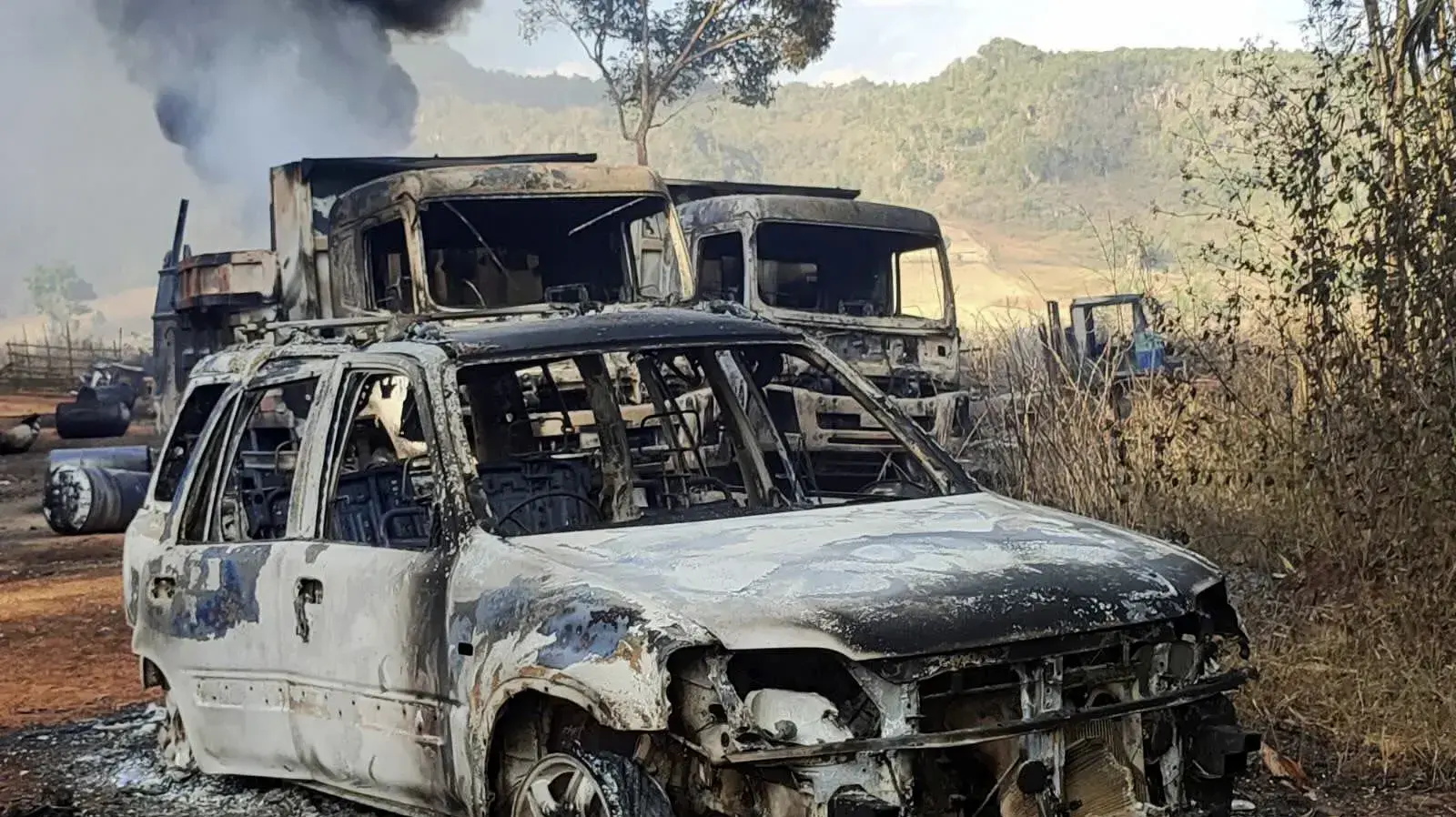 כלי רכב שהוצתו על ידי צבא מיאנמר בעיירה מו סו, 24 בדצמבר 2021 כלי רכב שהוצתו על ידי צבא מיאנמר בעיירה מו סו, 24 בדצמבר 2021