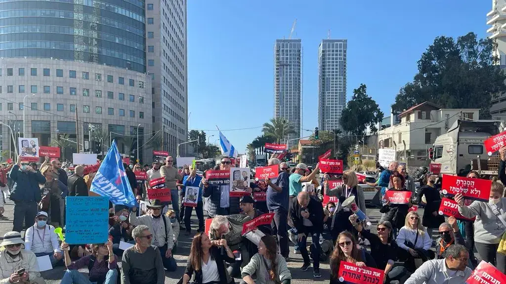 צומת עזריאלי נחסם בשל מחאת עובדי התיירות 27 בדצמבר 2021 צומת עזריאלי נחסם בשל מחאת עובדי התיירות 27 בדצמבר 2021