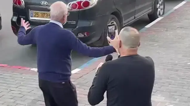 קריאות נגד בני בגין "בוגד" מחוץ לישיבת סיעת
"תקווה חדשה", 27.12.21 קריאות נגד בני בגין "בוגד" מחוץ לישיבת סיעת
"תקווה חדשה", 27.12.21
