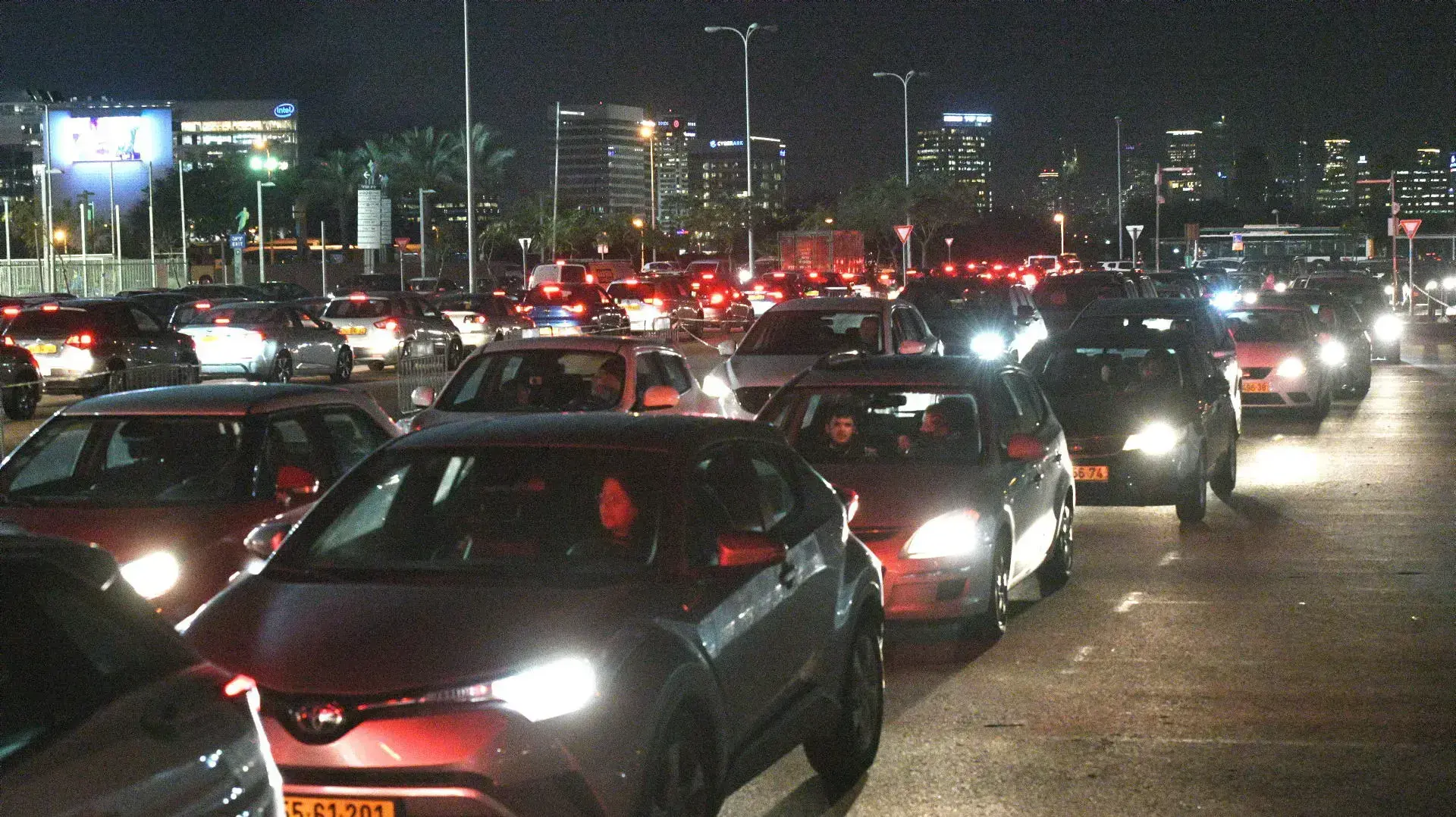 תור לבדיקות קורונה, פתח תקווה, 27 בדצמבר 2021