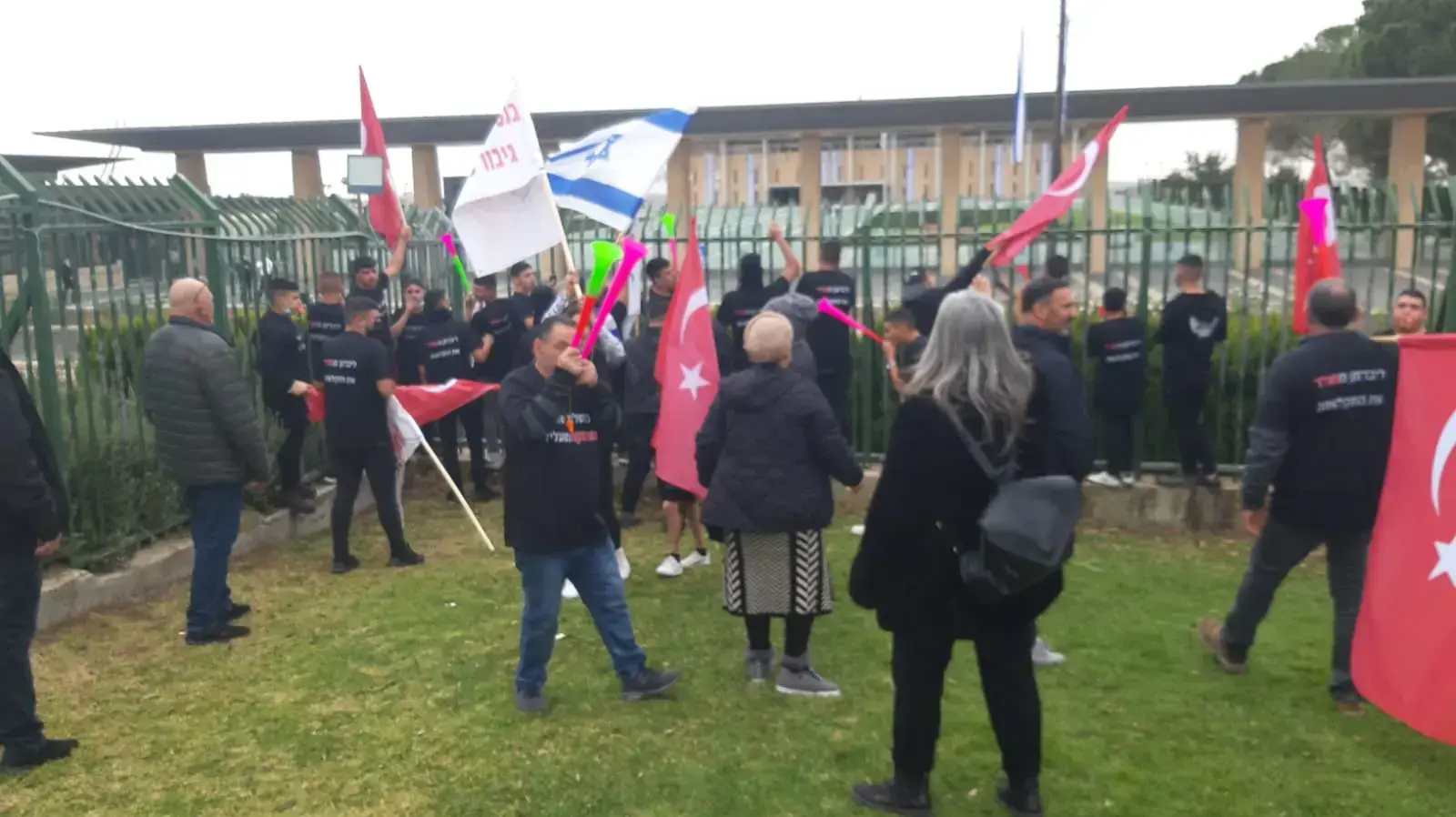 הפגנת חקלאים בזמן דיון בועדת הכלכלה בנושא תקנות הלול לשנת 2022, גן הורדים ירושלים, 28 בדצמבר 2021 הפגנת חקלאים בזמן דיון בועדת הכלכלה בנושא תקנות הלול לשנת 2022, גן הורדים ירושלים, 28 בדצמבר 2021