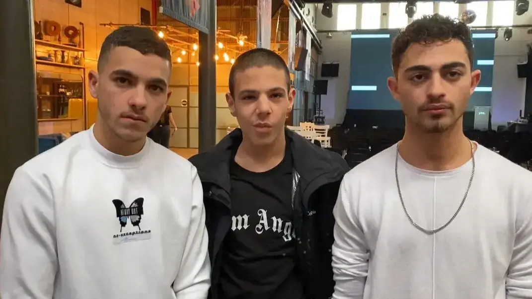 מימין לשמאל: מאור לוי, אור פלאח, ישי ללוש, שלושה משחקני הסדרה "בני אור" של yes