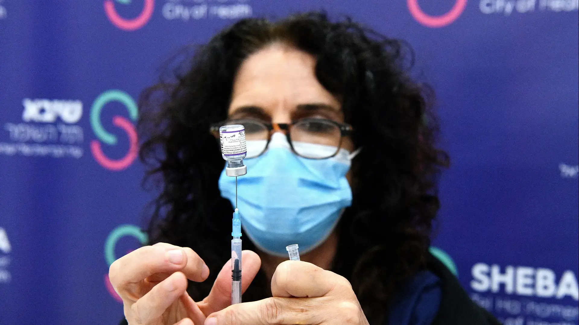 חיסון קורונה רביעי בביה"ח תל השומר 28 בדצמבר 2021 חיסון קורונה רביעי בביה"ח תל השומר 28 בדצמבר 2021