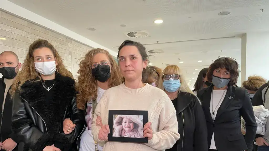 לירון דרור, גרושתו של ברק בן עמי, לאחר גזר דינו בבית המשפט המחוזי בלוד, 29 בדצמבר 2021 לירון דרור, גרושתו של ברק בן עמי, לאחר גזר דינו בבית המשפט המחוזי בלוד, 29 בדצמבר 2021