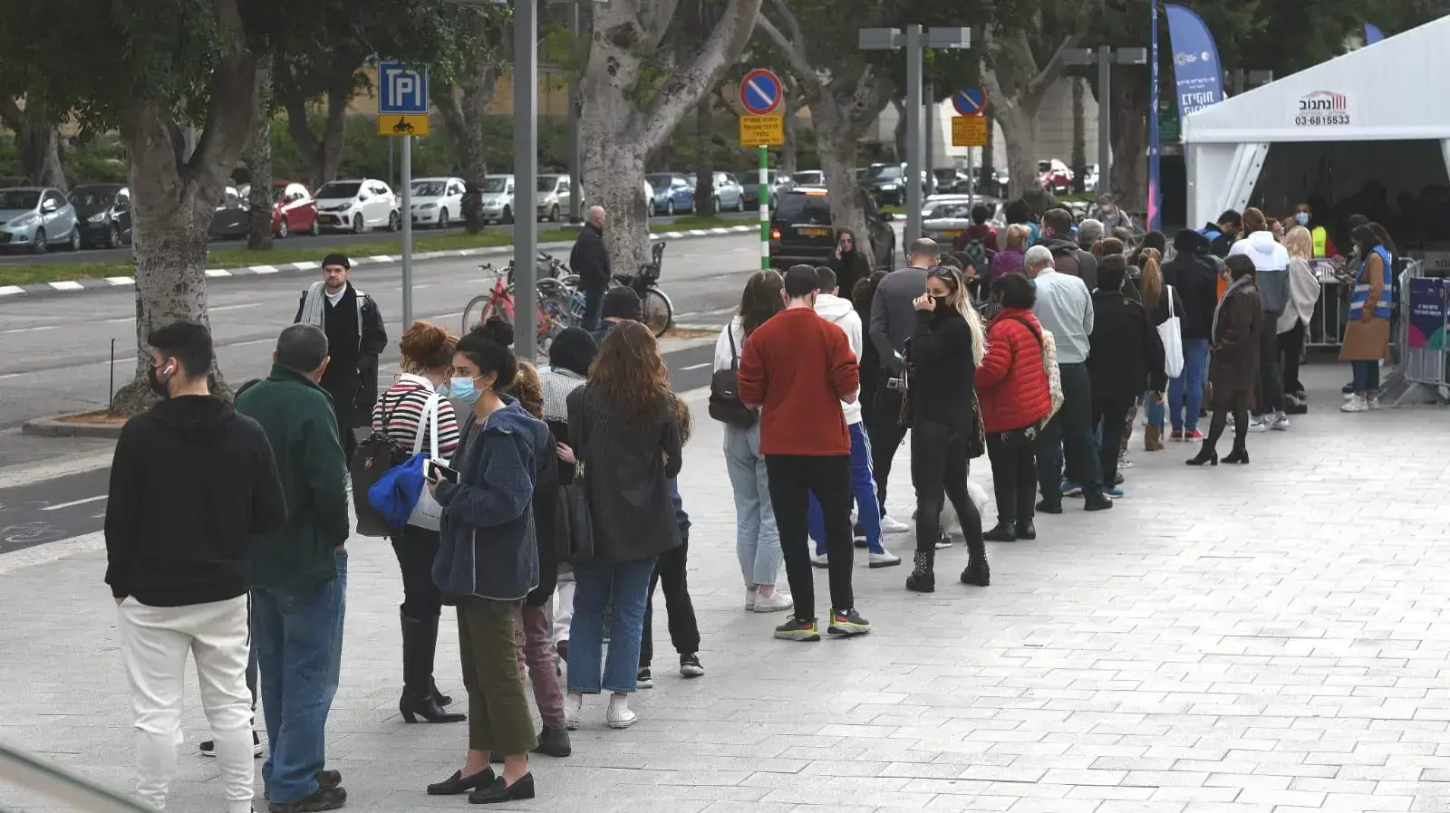 תור לבדיקת קורונה, רחבת מוזיאון תל אביב, 29 בדצמבר 2021 תור לבדיקת קורונה, רחבת מוזיאון תל אביב, 29 בדצמבר 2021
