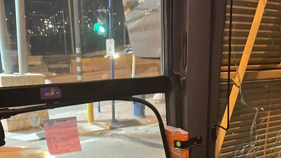 אבנים על אוטובוסים בשטחים אבנים על אוטובוסים בשטחים