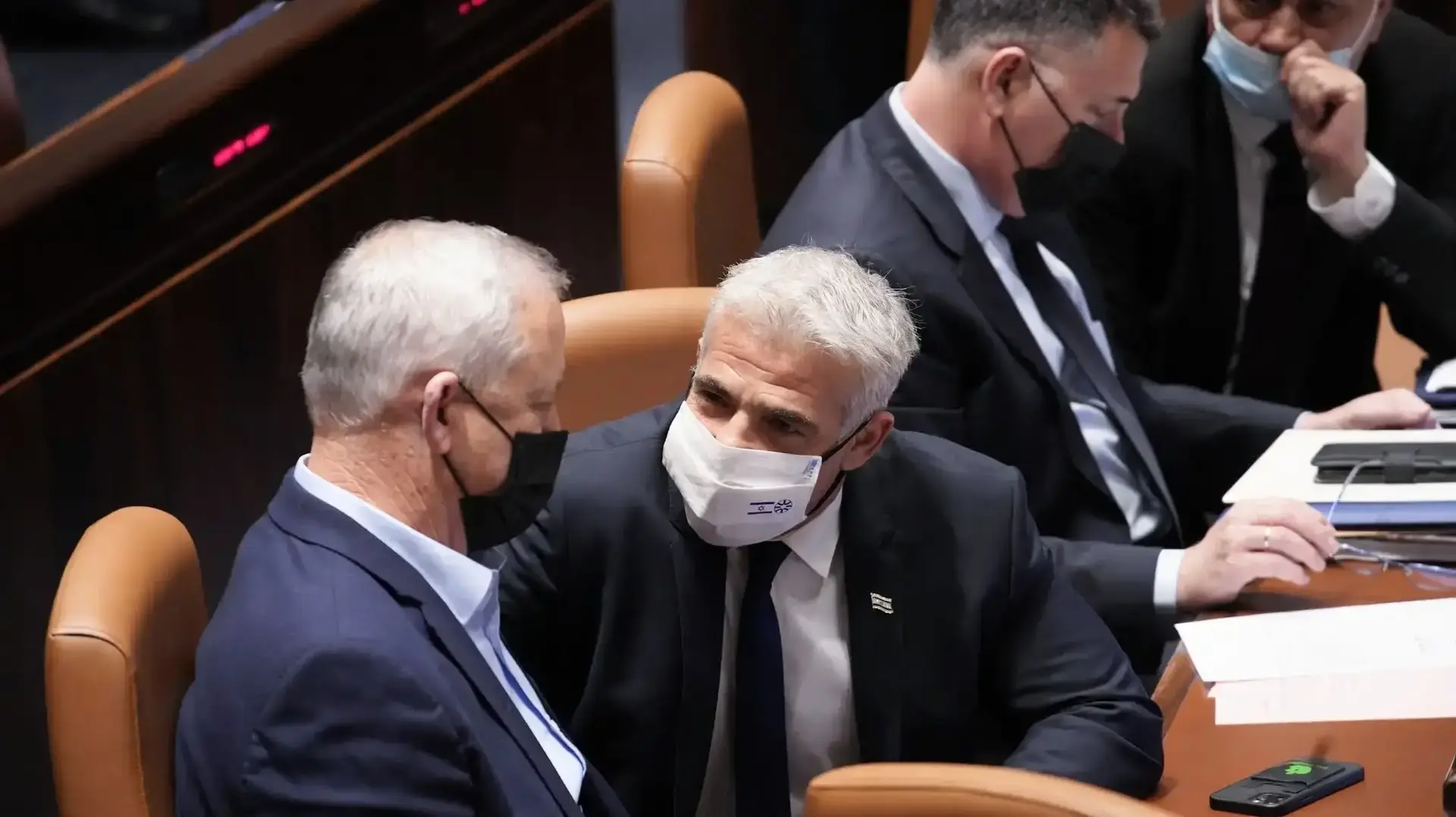 יאיר לפיד ובני גנץ בכנסת, 30 בדצמבר 2021 יאיר לפיד ובני גנץ בכנסת, 30 בדצמבר 2021