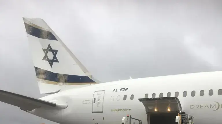 נחת בישראל משלוח ראשון של תרופת פייזר לנגיף הקורונה, נתב"ג, 30 בדצמבר 2021 נחת בישראל משלוח ראשון של תרופת פייזר לנגיף הקורונה, נתב"ג, 30 בדצמבר 2021