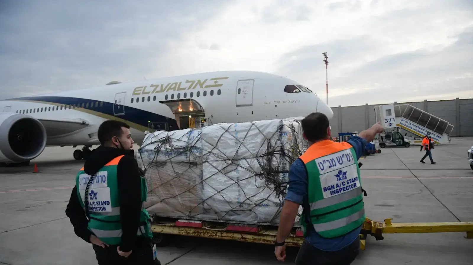 משלוח ראשון של תרופת פייזר לנגיף הקורונה, נתב"ג, 30 בדצמבר 2021