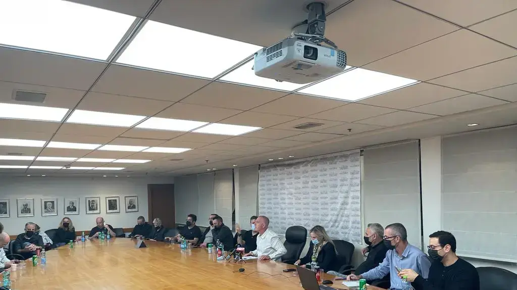 ישיבת חירום של התאגדות רשתות המסחר, האופנה וההסעדה, 30 בדצמבר 2021 ישיבת חירום של התאגדות רשתות המסחר, האופנה וההסעדה, 30 בדצמבר 2021