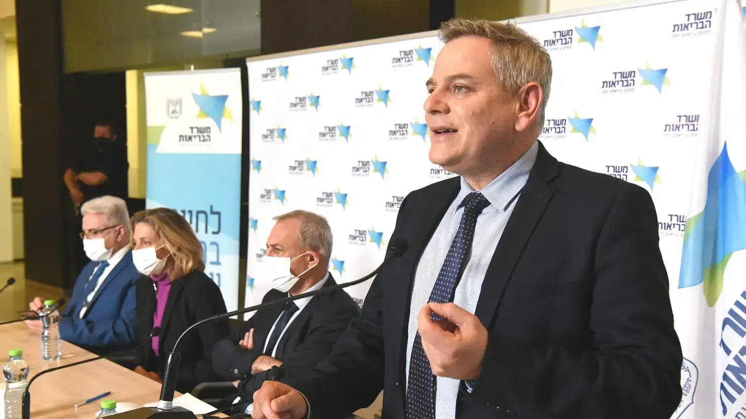 שר הבריאות, ניצן הורוביץ, מנכ"ל המשרד, פרופ' נחמן אש, ראש שירותי בריאות הציבור, ד"ר שרון אלרעי ופרויקטור הקורונה, פרופ' סלמאן זרקא, במסיבת עיתונאים בנושא הצעדים להתמודדות עם גל התחלואה, 30 בדצמבר 2021 שר הבריאות, ניצן הורוביץ, מנכ"ל המשרד, פרופ' נחמן אש, ראש שירותי בריאות הציבור, ד"ר שרון אלרעי ופרויקטור הקורונה, פרופ' סלמאן זרקא, במסיבת עיתונאים בנושא הצעדים להתמודדות עם גל התחלואה, 30 בדצמבר 2021
