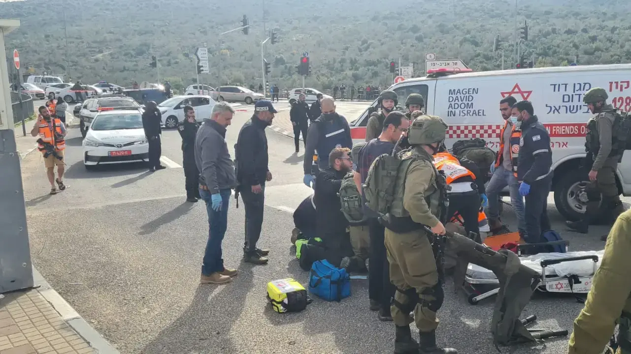 זירת פיגוע דקירה בצומת גיתי אבישר, סמוך לאריאל. 31 בדצמבר 2021 זירת פיגוע דקירה בצומת גיתי אבישר, סמוך לאריאל. 31 בדצמבר 2021