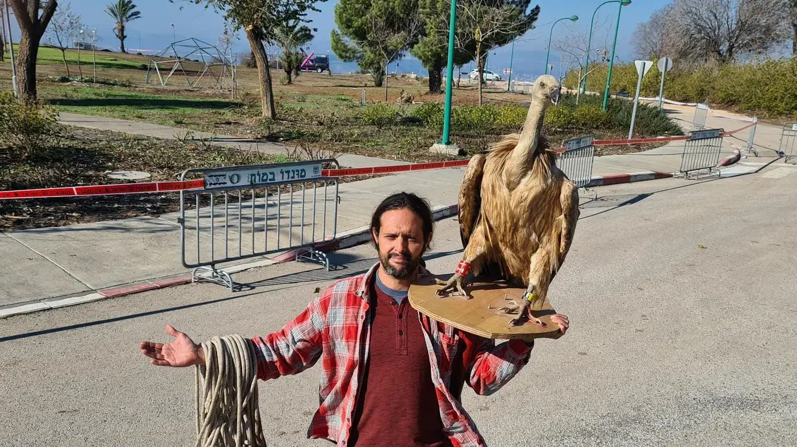 טורבינות רוח ברמת הגולן | אסף גארי מפגין מול ישיבת הממשלה טורבינות רוח ברמת הגולן | אסף גארי מפגין מול ישיבת הממשלה