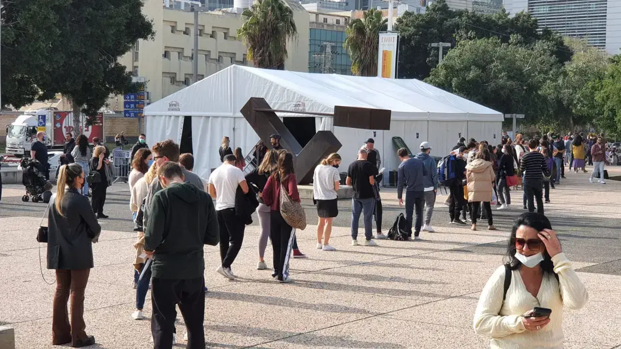תורי ענק לבדיקות קורונה. מוזיאון תל אביב 2 בינואר 2021 תורי ענק לבדיקות קורונה. מוזיאון תל אביב 2 בינואר 2021