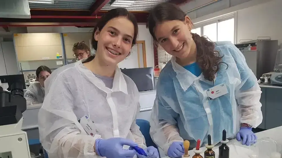 תלמידות בתכנית המצטיינים של מרכז מדעני העתיד תלמידות בתכנית המצטיינים של מרכז מדעני העתיד