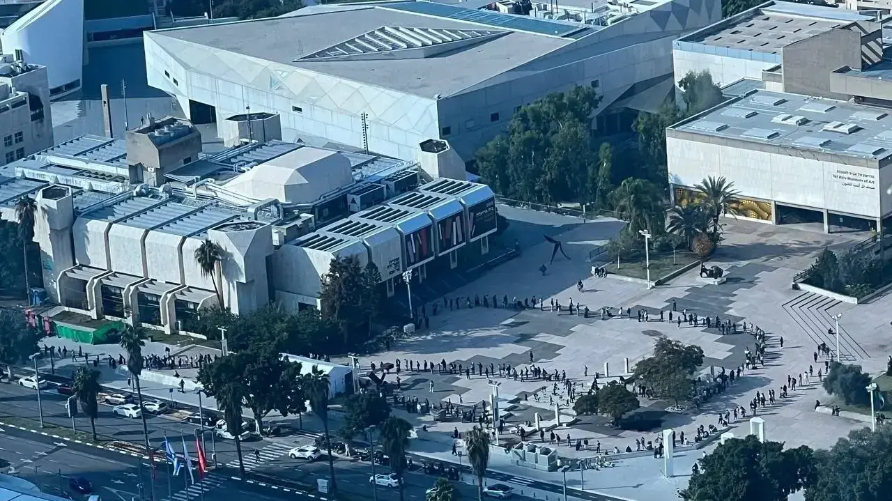 עומסים במתחמי בדיקות קורונה מחוץ למוזיאון תל אביב 2 בינואר 2022 עומסים במתחמי בדיקות קורונה מחוץ למוזיאון תל אביב 2 בינואר 2022