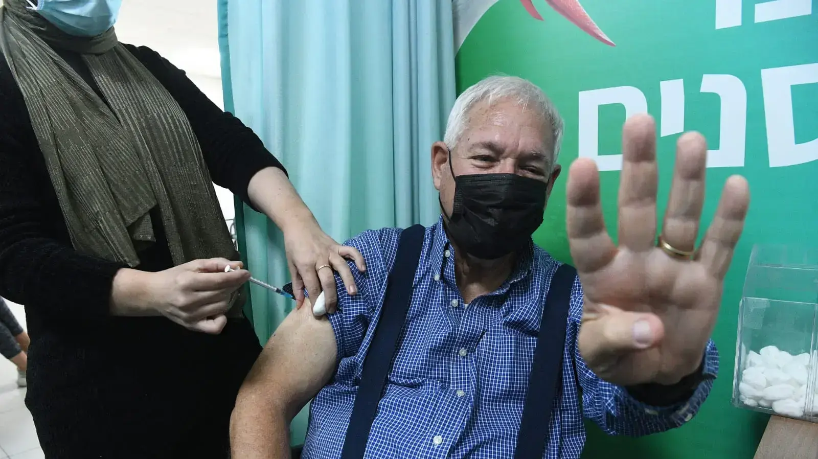 ד"ר משה גרוס, מקבל חיסון רביעי לקורונה, פתח תקווה, 3 בינואר 2022 ד"ר משה גרוס, מקבל חיסון רביעי לקורונה, פתח תקווה, 3 בינואר 2022