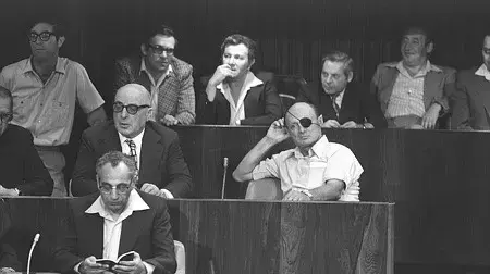 מרדכי בן פורת ומאחוריו משה דיין ופנחס ספיר, 1974 מרדכי בן פורת ומאחוריו משה דיין ופנחס ספיר, 1974
