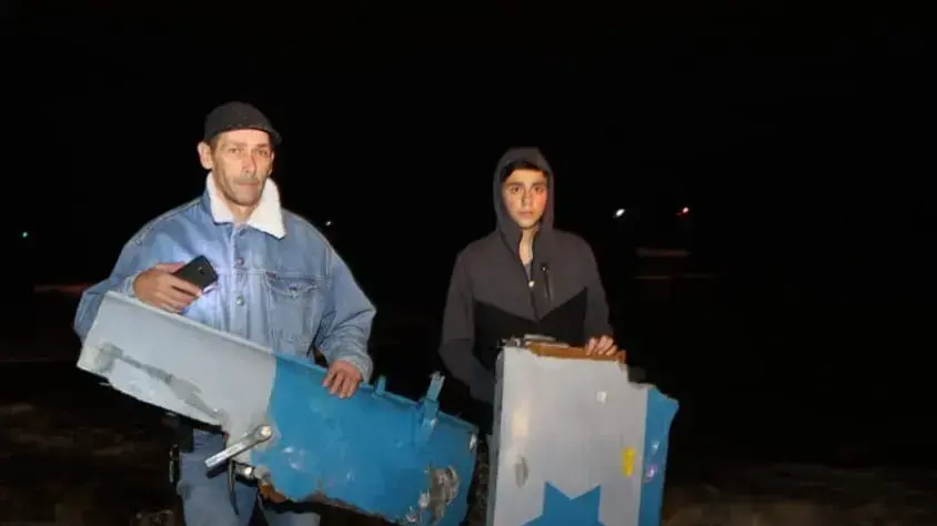 זירת התרסקות מסוק בים מעל חופי חיפה | אזרחים עם שברי המסוק 3 בינואר 2022 זירת התרסקות מסוק בים מעל חופי חיפה | אזרחים עם שברי המסוק 3 בינואר 2022