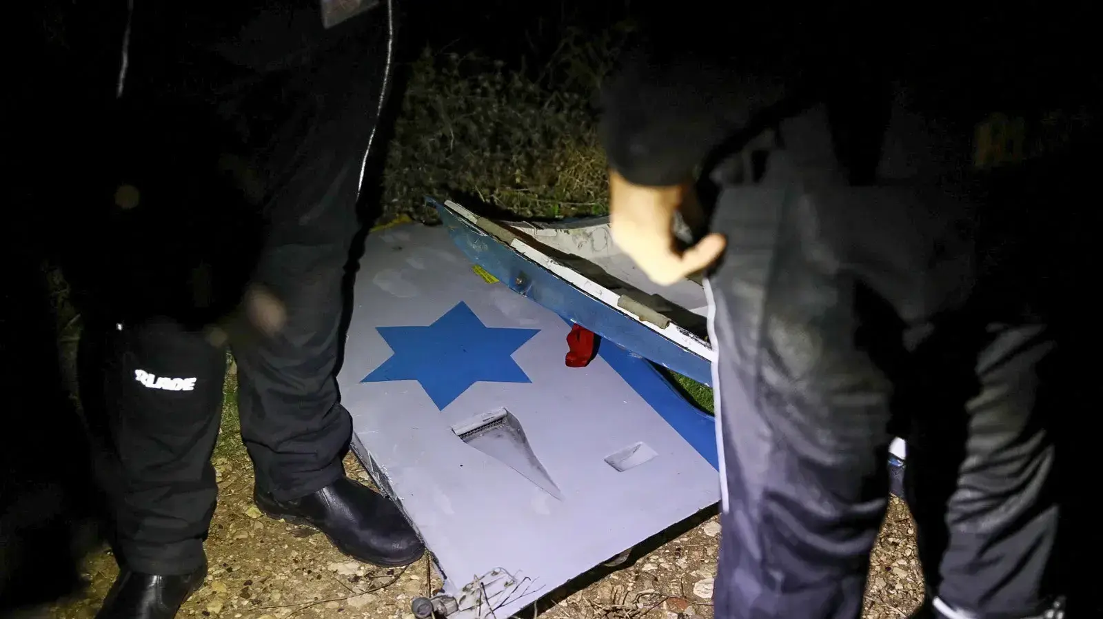 זירת התרסקות מסוק בים מעל חופי חיפה | אזרחים עם שברי המסוק 3 בינואר 2022 זירת התרסקות מסוק בים מעל חופי חיפה | אזרחים עם שברי המסוק 3 בינואר 2022