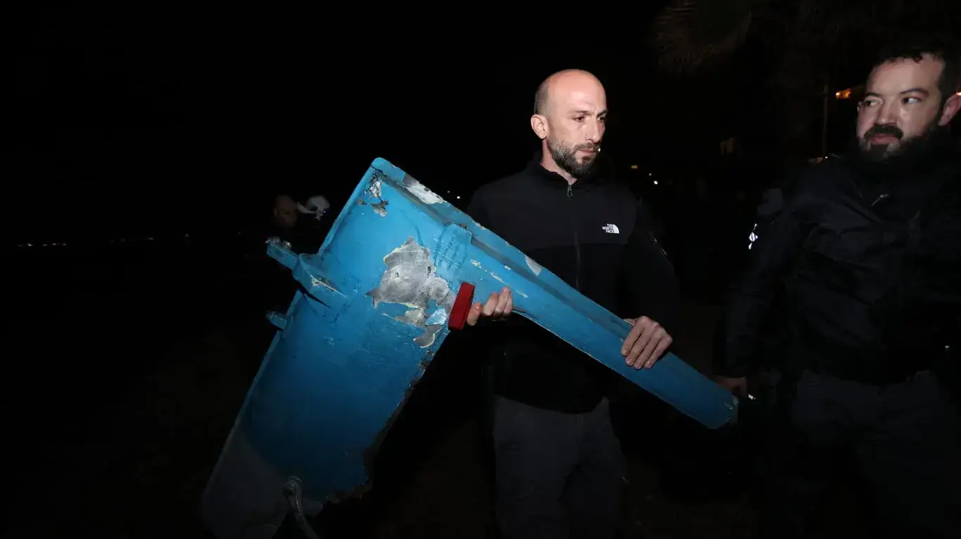 זירת התרסקות מסוק בים מעל חופי חיפה | אזרחים עם שברי המסוק 3 בינואר 2022 זירת התרסקות מסוק בים מעל חופי חיפה | אזרחים עם שברי המסוק 3 בינואר 2022