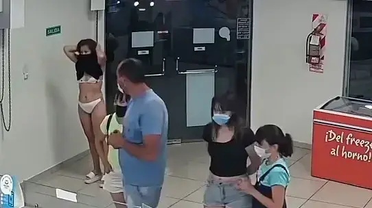 אישה משתמשת בשמלה שלה כמסכת פנים