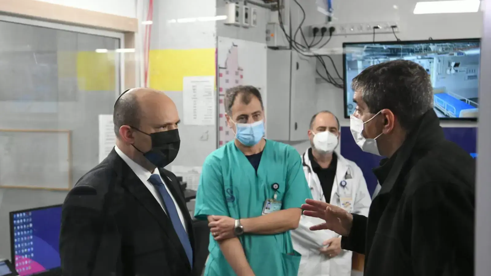ראש הממשלה, נפתלי בנט, ביקר במרכז הרפואי שיבא-תל השומר, ושמע את תוצאות המחקר הראשוניות שערכה פרופ׳ גילי רגב אודות החיסון הרביעי 4 בינואר 2022
ראש הממשלה, נפתלי בנט, ביקר במרכז הרפואי שיבא-תל השומר, ושמע את תוצאות המחקר הראשוניות שערכה פרופ׳ גילי רגב אודות החיסון הרביעי 4 בינואר 2022