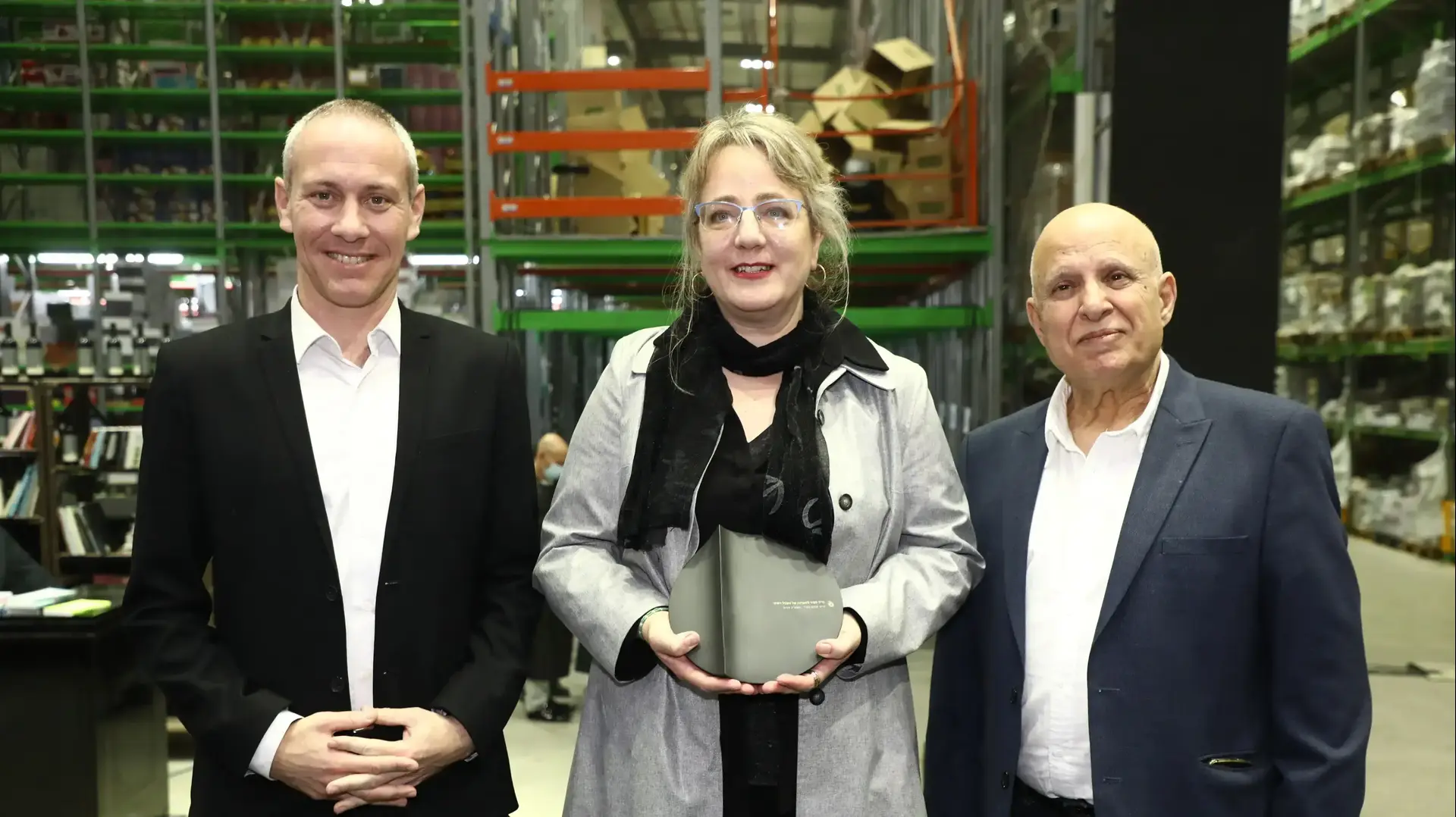 הסופרת הילה בלום אחרי זכייתה בפרס ספיר לשנת 2021, עם יו"ר מפעל הפיס אביגדור יצחקי ושר התרבות והספורט חילי טרופר הסופרת הילה בלום אחרי זכייתה בפרס ספיר לשנת 2021, עם יו"ר מפעל הפיס אביגדור יצחקי ושר התרבות והספורט חילי טרופר