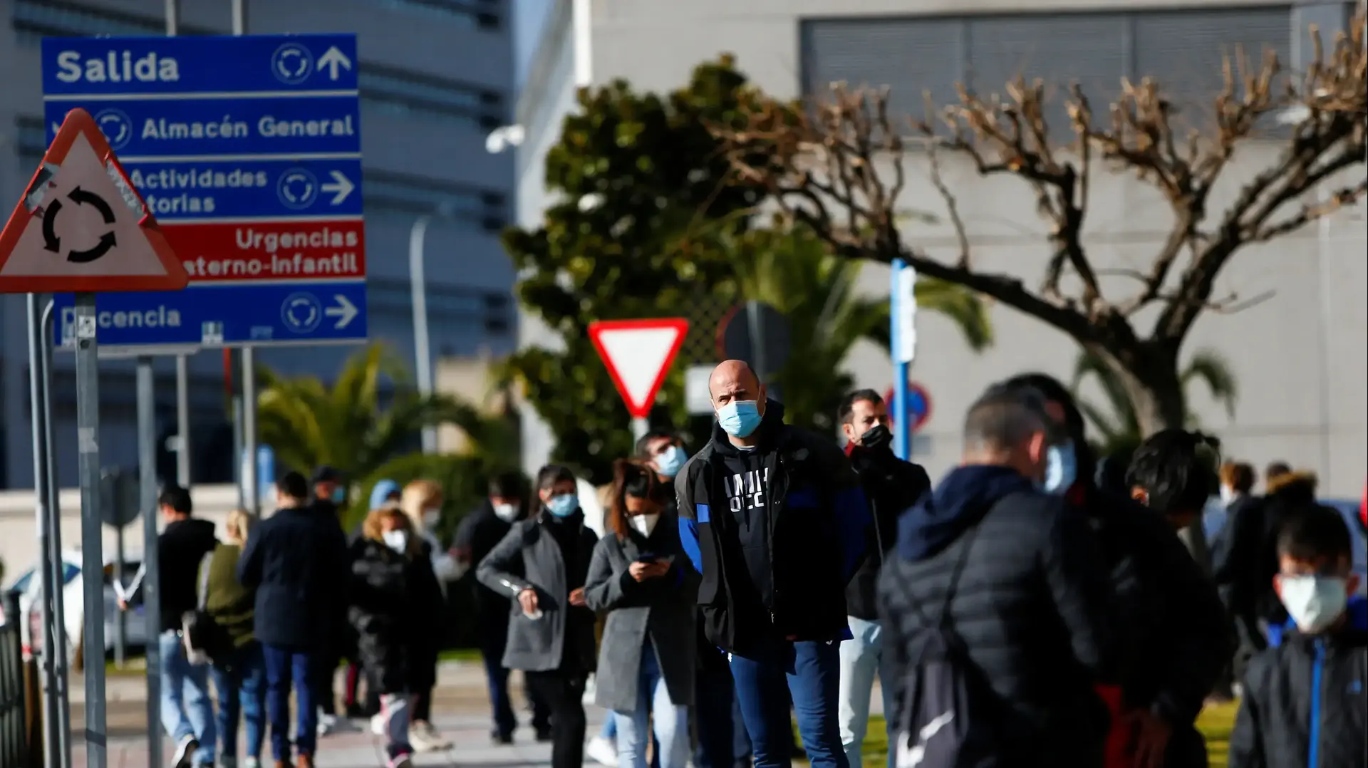 אנשים עומדים בתור לבדיקת קורונה במדריד, 27 בדצמבר, 2021 אנשים עומדים בתור לבדיקת קורונה במדריד, 27 בדצמבר, 2021