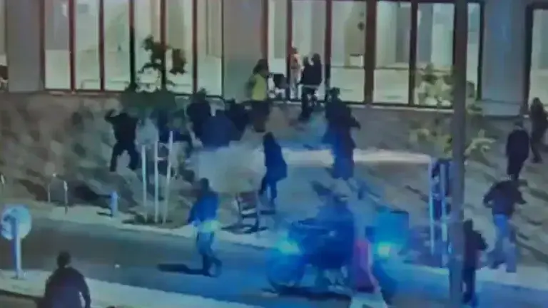אוהדים מתפרעים מחוץ לאצטדיון בלומפילד. 8 בינואר 2022
