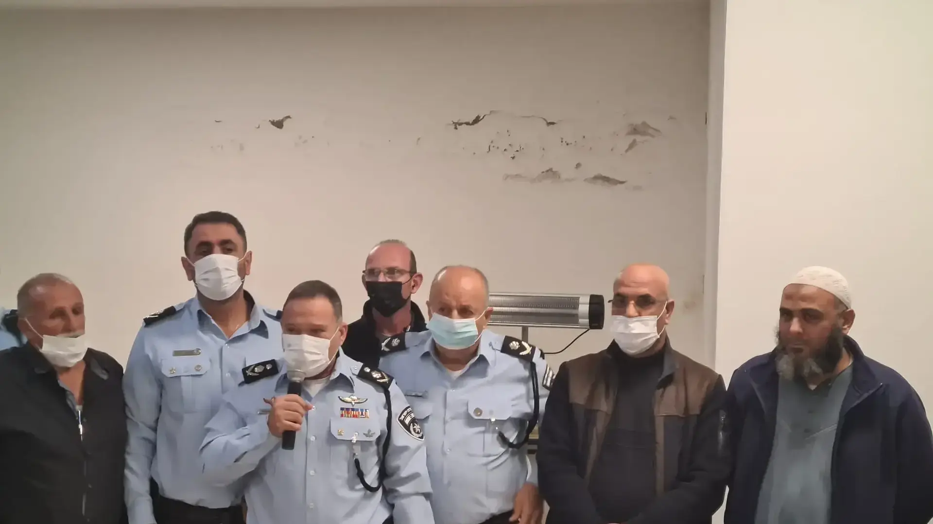 רב ניצב יעקב שבתאי מבקר את משפחתו של עמאר חוג'יראת בביר אל מכסור