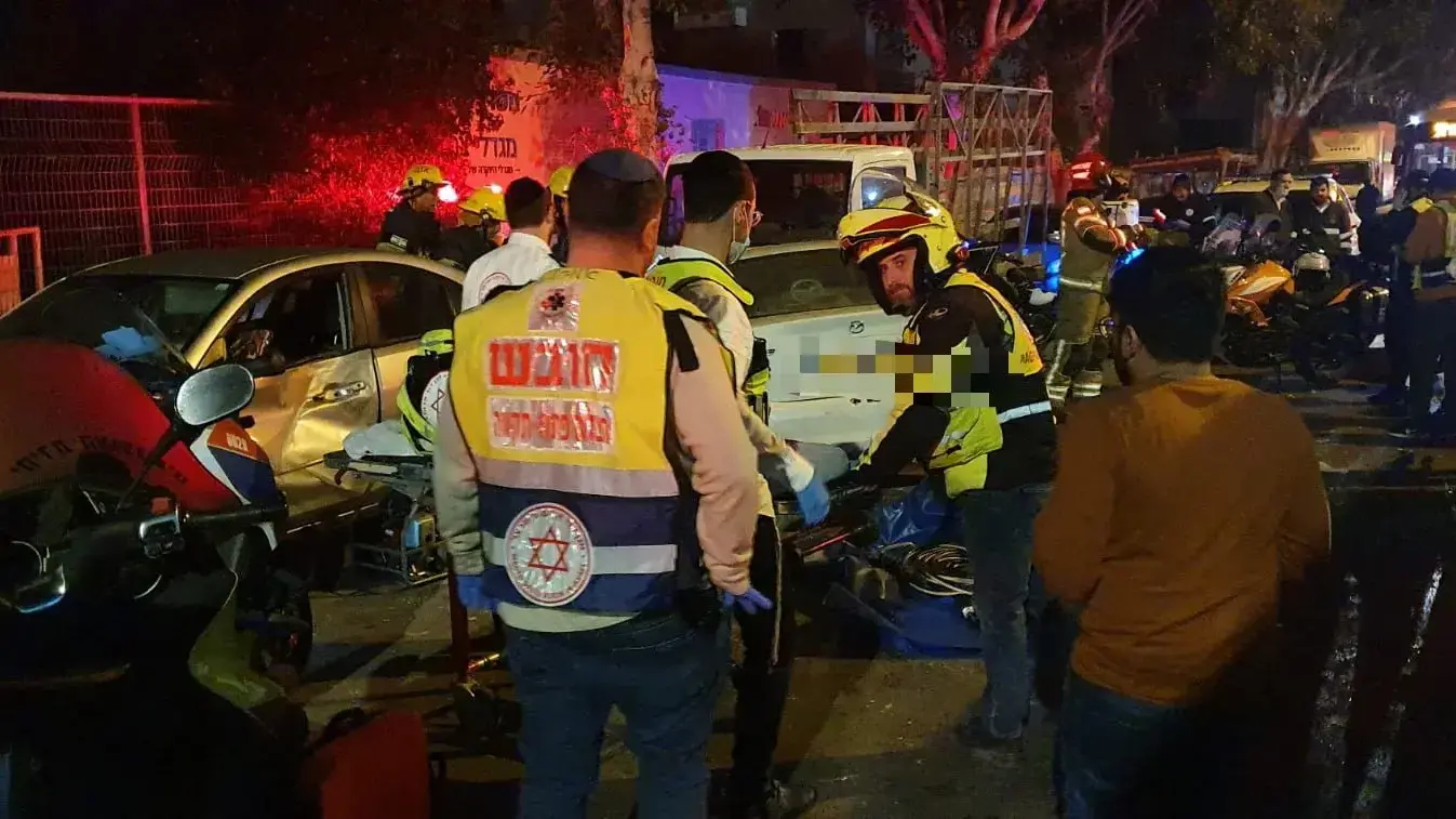 תאונת דרכים בין רכב פרטי לאוטובוס בפתח תקווה, הרוג, פצועה בינוני ופצוע קל תאונת דרכים בין רכב פרטי לאוטובוס בפתח תקווה, הרוג, פצועה בינוני ופצוע קל