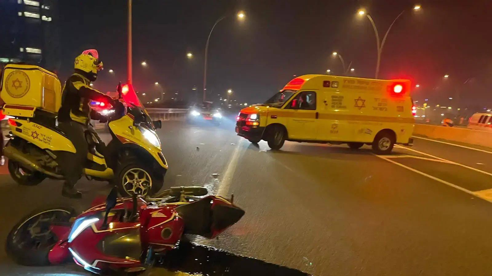החלקת אופנוע בכביש 4 סמוך לרעננה, פצוע בינוני החלקת אופנוע בכביש 4 סמוך לרעננה, פצוע בינוני