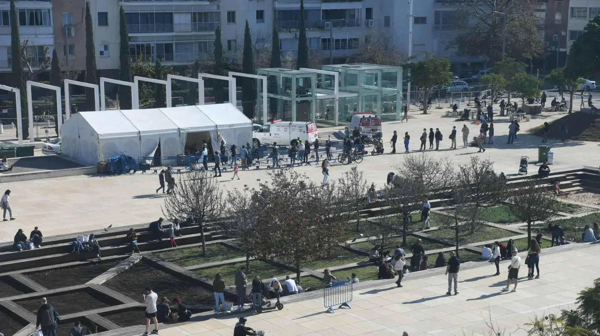 תור לבדיקת קורונה, רחבת הבימה, 7 בינואר 2022 תור לבדיקת קורונה, רחבת הבימה, 7 בינואר 2022