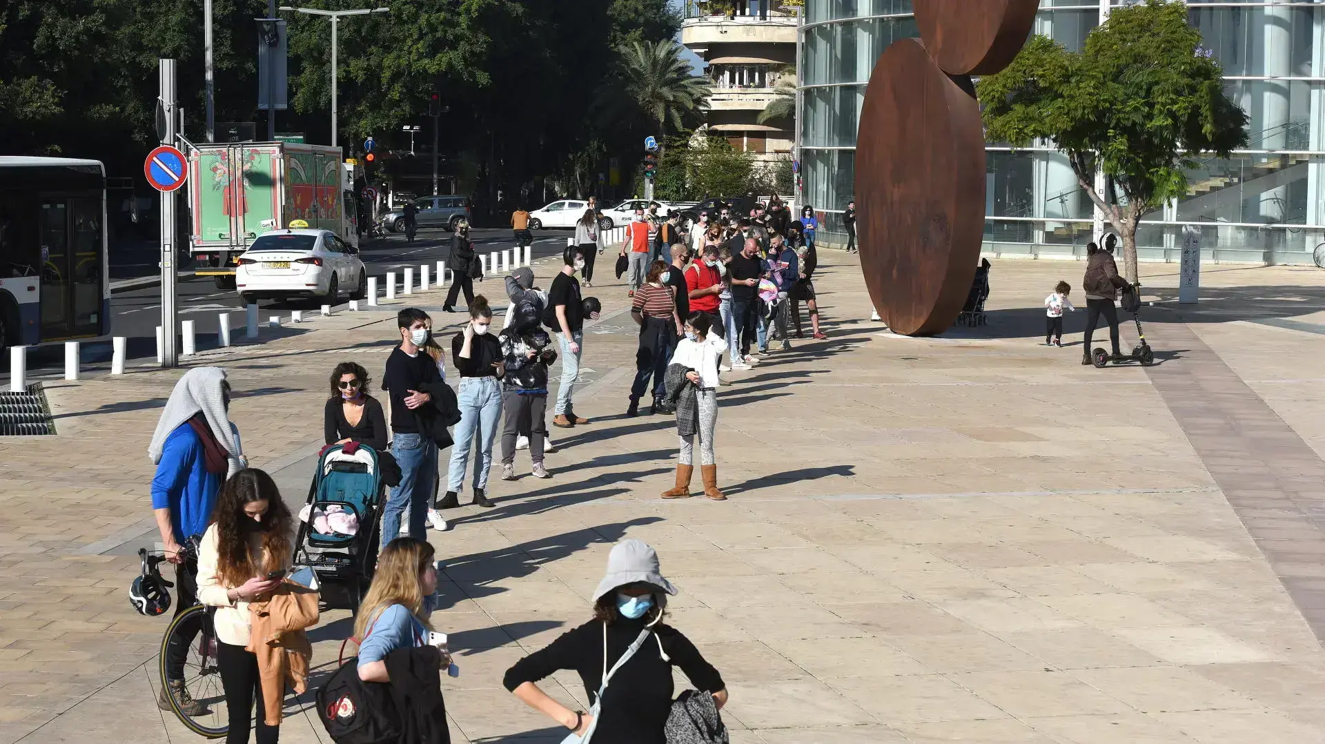 תור לבדיקת קורונה, רחבת הבימה, 7 בינואר 2022 תור לבדיקת קורונה, רחבת הבימה, 7 בינואר 2022