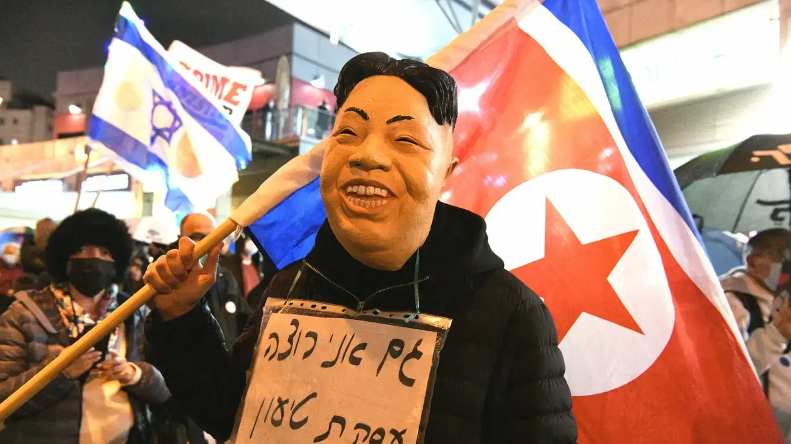הפגנה נגד עסקת טיעון בעניין משפטו של ראש הממשלה לשעבר בנימין נתניהו מול ביתו של היועמ"ש מנדלבליט בפתח תקווה הפגנה נגד עסקת טיעון בעניין משפטו של ראש הממשלה לשעבר בנימין נתניהו מול ביתו של היועמ"ש מנדלבליט בפתח תקווה