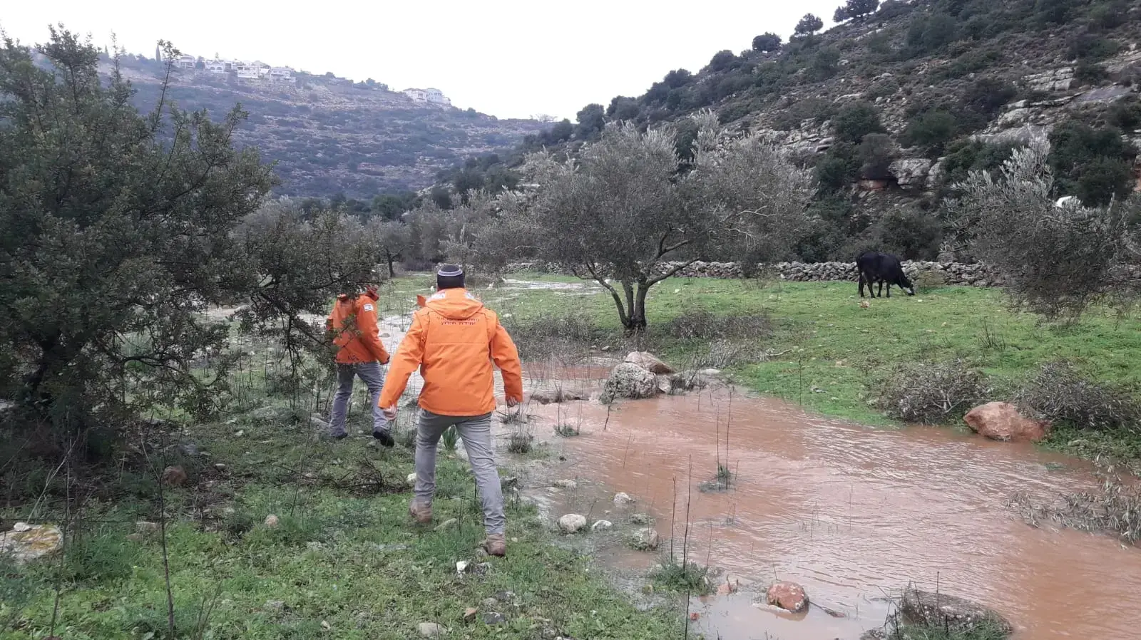 המחלצים של אגף הבטחון של המועצה האזורית שומרון בדרכם לחבור ללכודים המחלצים של אגף הבטחון של המועצה האזורית שומרון בדרכם לחבור ללכודים