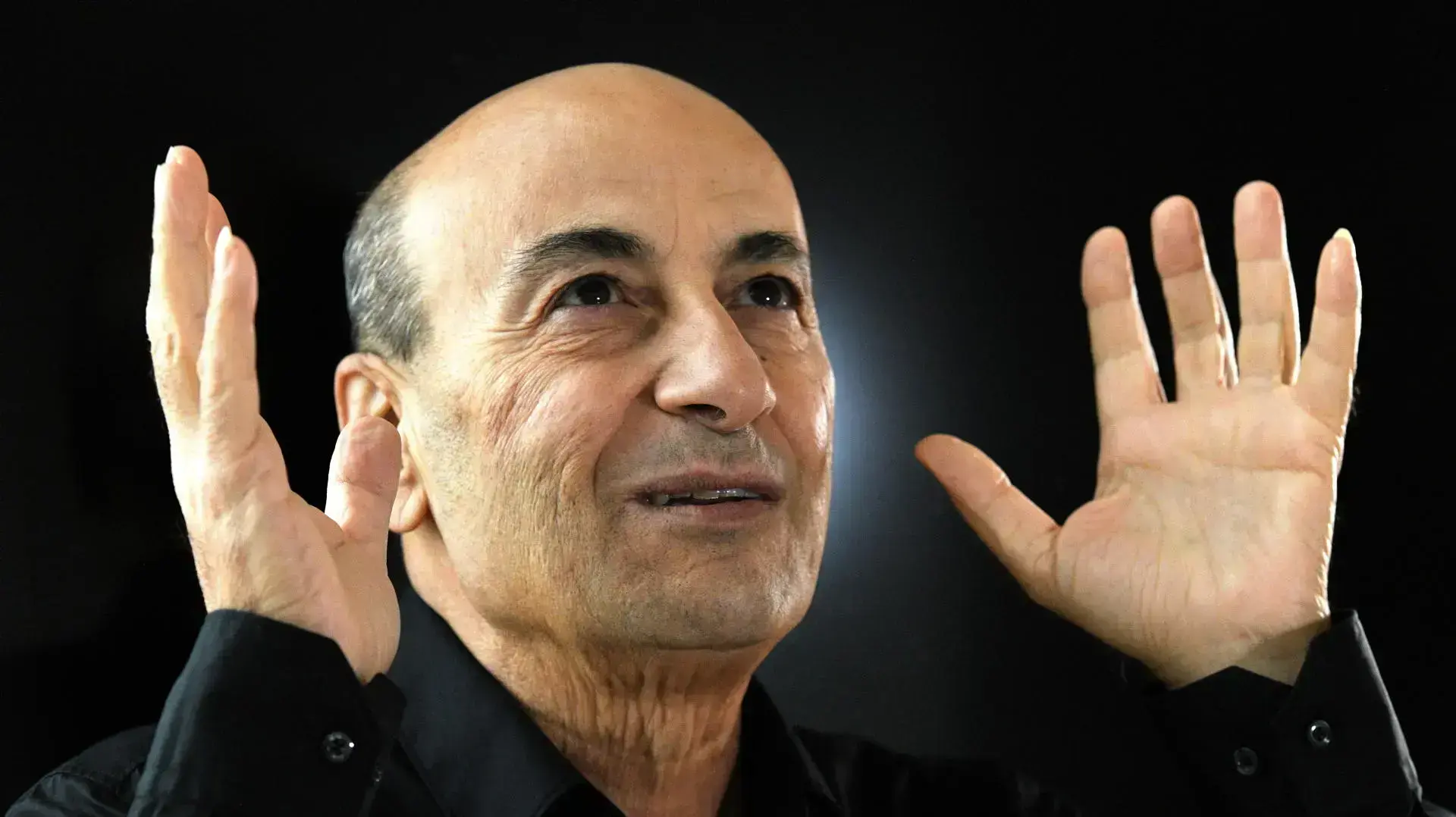 הזמר איציק קלה בביתו בירושלים, 16 בינואר 2022 הזמר איציק קלה בביתו בירושלים, 16 בינואר 2022